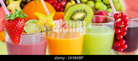 Auswahl von Smoothies und Früchte Stockfoto