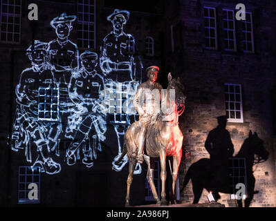 Edinburgh, Vereinigtes Königreich. 13 November, 2019 Im Bild: eine Statue von Earl Haig sitzt vor der Projektion auf Krankenhaus Square im Schlosspark am Schloss von Licht. Das Edinburgh Castle startet seine Schloss des Lichtes, die vom 14. November bis 22. Dezember 2019. Credit: Rich Dyson/Alamy leben Nachrichten Stockfoto