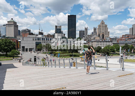 Blick auf die Altstadt von Montreal Skyline von Cruise Terminal im Alten Hafen, die Altstadt von Montreal, Quebec, Kanada Stockfoto