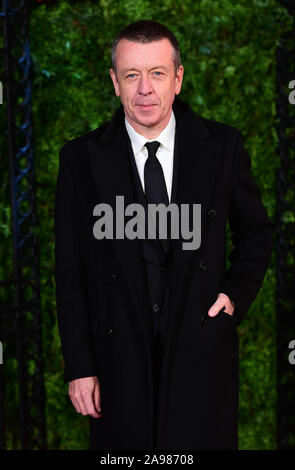 Peter Morgan ankommen für die Krone Jahreszeit drei Premiere im Curzon Mayfair, London statt. Stockfoto