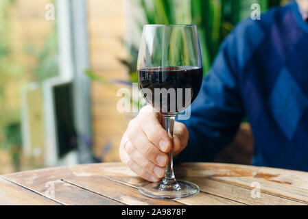 Trocken, halbtrocken, süße Rotweine, die in spezielle Weingläser auf alten Holztisch Stockfoto