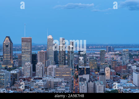 Skyline von Montreal in der Abenddämmerung gesehen vom Belvedere Kondiaronk - Sommer Stockfoto