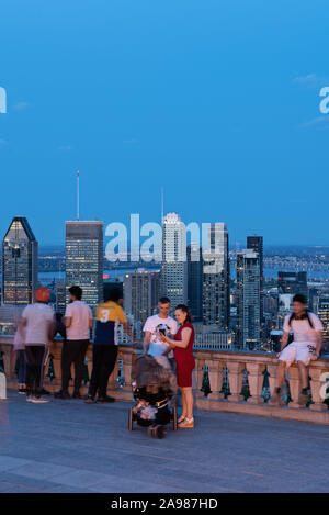 Skyline von Montreal in der Abenddämmerung gesehen vom Belvedere Kondiaronk - Sommer Stockfoto