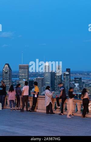 Skyline von Montreal in der Abenddämmerung gesehen vom Belvedere Kondiaronk - Sommer Stockfoto