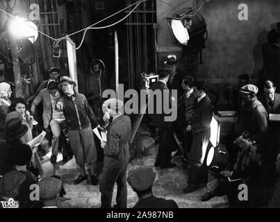 RENE CLAIR am Set offen Dreharbeiten SOUS LES TOITS DE PARIS/UNTER DEN DÄCHERN VON PARIS 1930 Regie/Drehbuch RENE CLAIR Filme Sonores Tobis Stockfoto