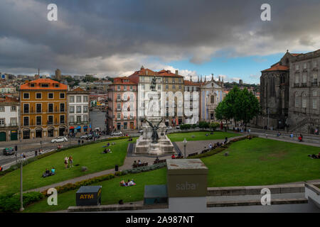 Porto, Portugal - Juli 27, 2019: Blick von der schönen Praca do Infante D.Henrique mit Menschen entspannen im Rasen, in der Stadt Porto, Portugal. Stockfoto