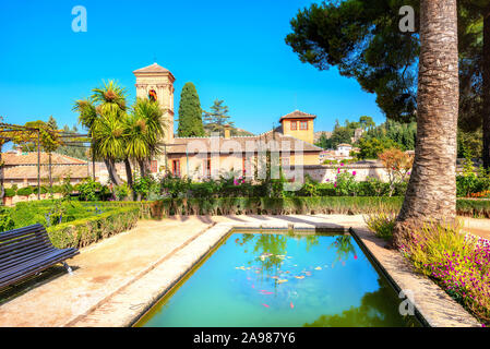 Ansicht der Convento de San Francisco Palast und Garten mit Teich in der Alhambra. Granada, Andalusien, Spanien Stockfoto