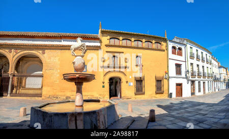 Panoramablick auf die Straße und den Platz von Colt (Plaza del Potro) mit Brunnen in Cordoba Stadtzentrum. Andalusien, Spanien Stockfoto