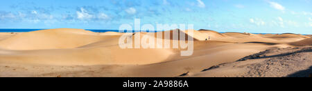 Weiten Panoramablick von Sanddünen im berühmten natürlichen Strand von Maspalomas. Gran Canaria, Kanarische Inseln, Spanien Stockfoto