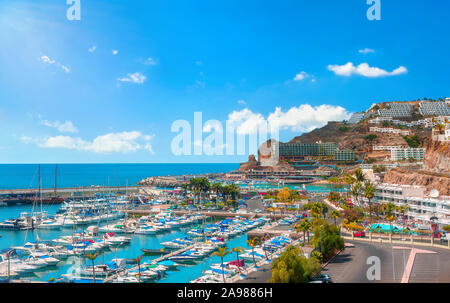 Küste und Marina in Puerto Rico. Kanarische Inseln, Gran Canaria, Spanien Stockfoto