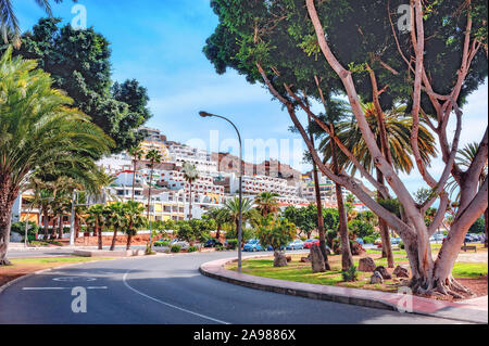 Street Scene mit Straße im Ferienort Puerto Rico. Kanarische Inseln, Gran Canaria, Spanien Stockfoto