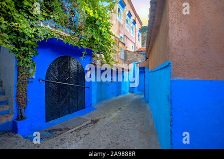 Schmale Straße mit blau gestrichenen Wänden in der alten Medina von Fes. Marokko, Nordafrika