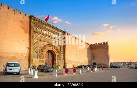 Blick auf El Hedim Platz mit alten Tor Bab El-Mansour und alten Mauern in Meknes. Marokko, Nordafrika Stockfoto