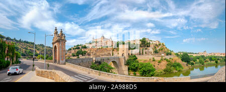 Panoramablick auf die Landschaft der mittelalterlichen Stadt und Festung Alcazar. Toledo, Spanien Stockfoto