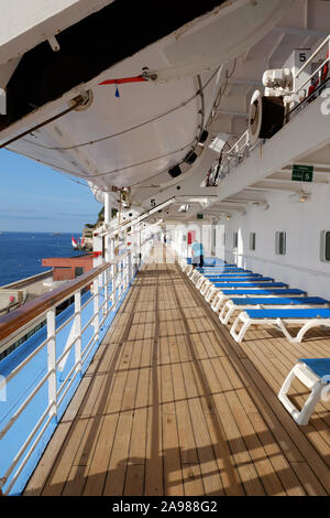 Am frühen Morgen auf den, in der Nähe der verlassenen, Teakholz, die rettungsboote Deck des Marella Traum Kreuzfahrt Stockfoto