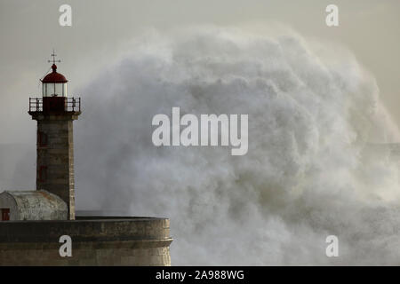 Riesige Wellen. Fotografie überschneiden sich aus einer Sequenz von vier Fotos. Stockfoto