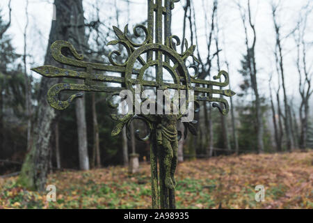 Alte Metall Skulptur von Jesus mit Patina auf dem Friedhof in das Bieszczady-gebirge abgedeckt. Östlichen Karpatenvorland, Polen. Stockfoto