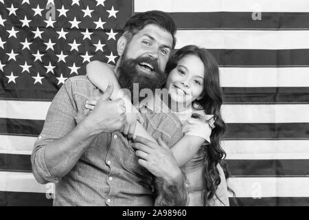 Leben, Freiheit und das Streben nach Glück. Glückliche Familie feiert Tag der Unabhängigkeit auf die amerikanische Flagge im Hintergrund. Glück Tag. Glück und americal Ideale. Glück und verfolgt folgenden Traum. Stockfoto