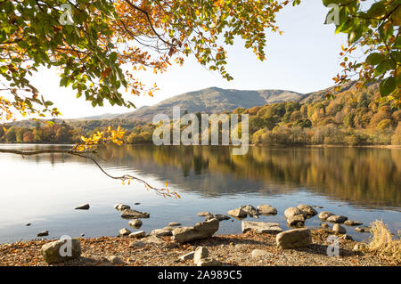 Der Blick über das Wasser vom Strand neben Mönch Coniston Parkplatz, Mönch Coniston, Coniston Water, dem englischen Lake District Weltkulturerbe Stockfoto