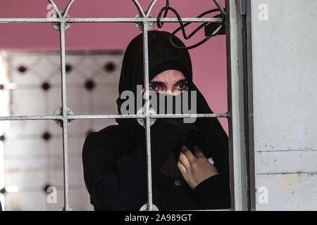 Der Gazastreifen, im Gazastreifen, in Palästina. 13 Nov, 2019. Relevante trauern Palästinensischen von israelischen Luftangriff im Gazastreifen getötet. Gaza-Opfer steigt als israelisch-palästinensische Gewalt Spiralen, mindestens 22 Palästinenser, einschließlich der Islamische Jihad Commander, in Gaza Streiks seit Dienstag getötet, als die Spannungen Flare. Credit: Mahmoud Khattab/Quds Net News/ZUMA Draht/Alamy leben Nachrichten Stockfoto