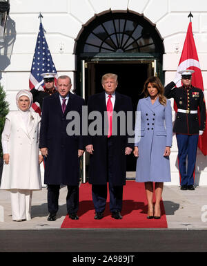 Washington, District of Columbia, USA. 13 Nov, 2019. Präsidenten der Vereinigten Staaten Donald J. Trumpf und die erste Dame Melania Trump willkommen Präsident Recep Tayyip Erdogan und seine Frau Emine Erdogan im Weißen Haus. Credit: Alex Wroblewski/CNP/ZUMA Draht/Alamy leben Nachrichten Stockfoto