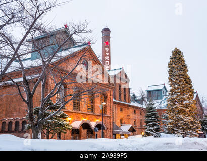 SAPPORO, JAPAN - 17. Februar 2017: Sapporo Beer Museum in der Nacht. Das Gebäude wurde zunächst als Kaitakushi Brauerei im Jahre 1876 eröffnet. Stockfoto