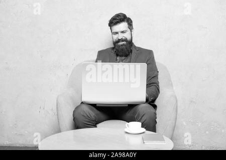 Mann trinken Kaffee im Büro. Reaktion auf geschäftliche E-Mails. Digitales Marketing. Im Internet surfen. Online kaufen. Projekt Manager. Geschäftliche Korrespondenz. Moderne Geschäftsmann. Geschäftsmann Laptop. Stockfoto