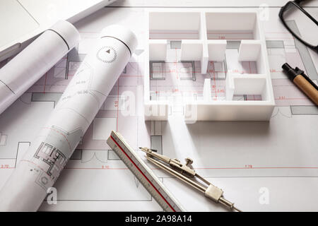 Wohnhaus Projekt architektonische Gestaltung, Blaupause Pläne und Haus Modell, Detailansicht Stockfoto