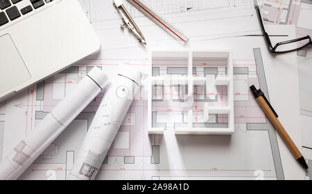 Architekt Ingenieur Büro Schreibtisch. Blueprint Pläne und Haus Modell, Wohnhaus Projekt Architectural Design Stockfoto