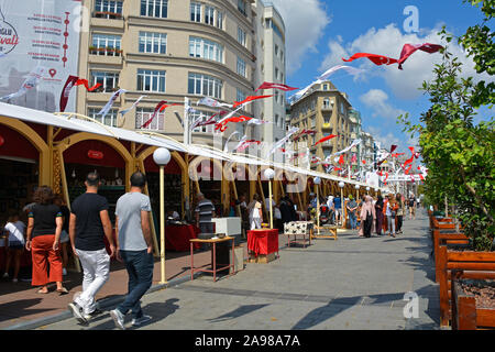 Istanbul, Türkei - 8. September 2019. Einheimische und Touristen betrachtet Ständen Kunsthandwerk Am2019 Beyoglu Festival am Taksim-Platz im IST-Bereich Stockfoto