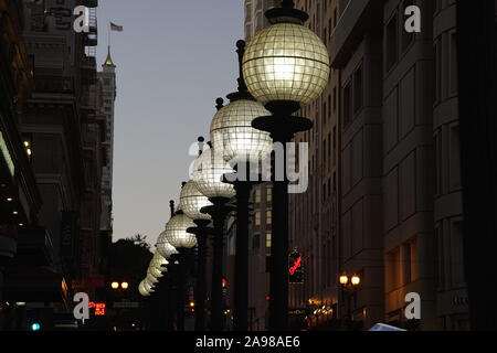 Straßenbeleuchtung entlang der Powell Street in San Francisco den Bürgersteig leuchtet Stockfoto