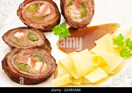 Rind Rouladen und Nudeln Stockfoto