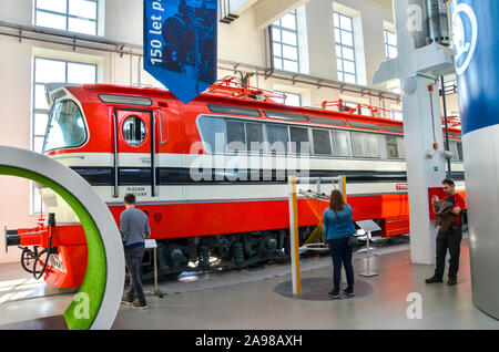 Plzen, Tschechische Republik - 28 Oktober 2019: In Ausstellungen in der Techmania Science Center. Alten roten Zug Lokomotive als eines der Exponate. Zentrum erklärt, wissenschaftliche Grundlagen für Kinder durch Spiele. Stockfoto