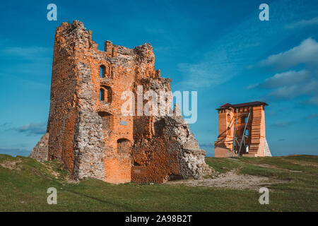 Ruinen von Türmen und Mindovg Burg auf dem Hintergrund des blauen Himmels in Stadt Novogrudok, Belarus. Stockfoto