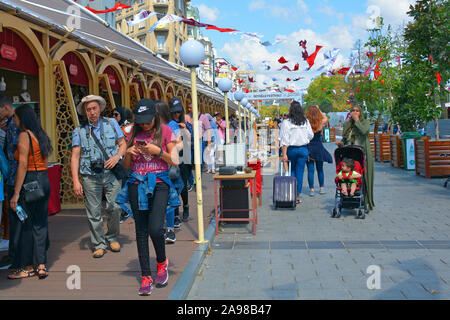 Istanbul, Türkei - 8. September 2019. Einheimische und Touristen betrachtet Ständen Kunsthandwerk Am2019 Beyoglu Festival am Taksim-Platz im IST-Bereich Stockfoto