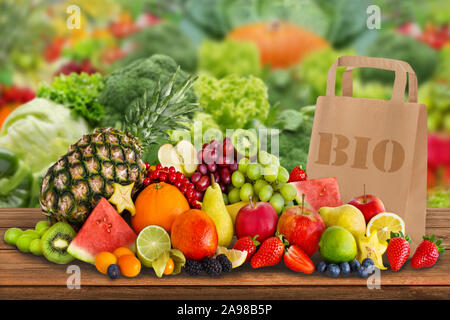 Bio Obst und Gemüse mit papiertüte Stockfoto