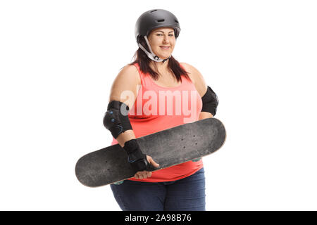 Mollige Frau mit Schutzkleidung und mit einem Skateboard auf weißem Hintergrund Stockfoto