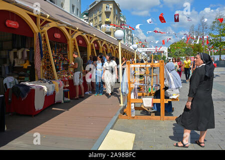 Istanbul, Türkei - 8. September 2019. Eine Nonne, die sich mit Ständen Kunsthandwerk Am2019 Beyoglu Festival am Taksim-Platz in Istanbul Stockfoto