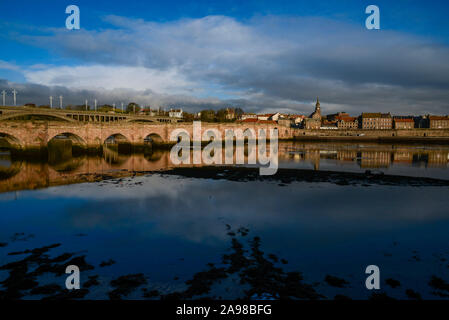 Die 'Alte Brücke' Berwick upon Tweed, spiegelt sich in den Fluss von tweedmouth Stockfoto