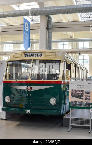 Pilsen, Tschechische Republik - 28 Oktober, 2019: Innen Ausstellungen in der Techmania Science Center. Alte trolleybus als eines der Exponate. Zentrum erklärt, wissenschaftliche Grundlagen für Kinder durch Spiel. Stockfoto