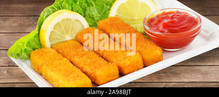 Fisch und Chips mit Tomatensauce. Stockfoto