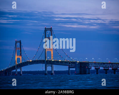 Mackinaw Bridge in der Dämmerung, Straits State Park, St. Ignace, der Oberen Halbinsel von Michigan. Stockfoto