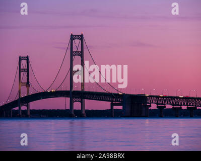 Mackinac Bridge bei Sonnenuntergang, Straits State Park, St. Ignace, der Oberen Halbinsel von Michigan. Stockfoto