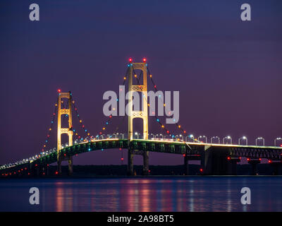 Mackinac Bridge in der Dämmerung, Straits State Park, St. Ignace, der Oberen Halbinsel von Michigan. Stockfoto