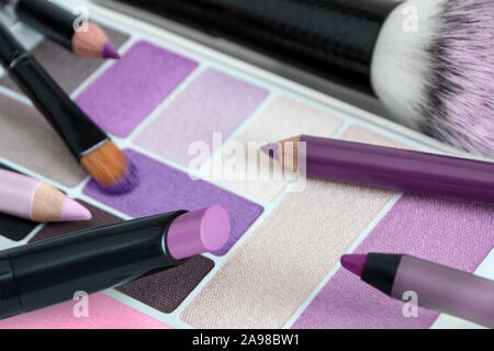 Make up Kosmetik Produkte violett Stockfoto