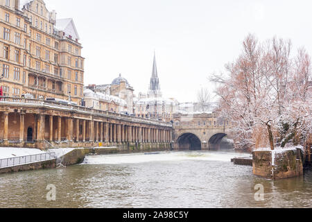 Great Pulteney Bridge, Pulteney Wehr und den Fluss Avon an einem verschneiten Winter im Januar Stockfoto