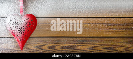 Rotes Herz gegen Holz- snowy Hintergrund Stockfoto