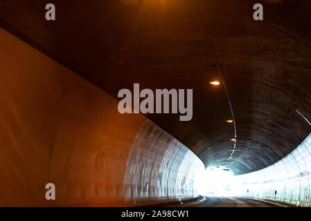 Straßen Österreichs. Österreichische Autobahn mit Tunnel. Verlassen Sie den Tunnel. Foto vom Auto. Stockfoto