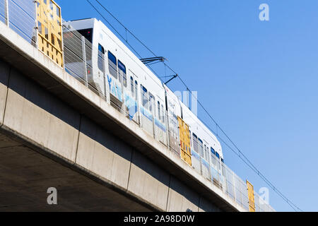 Okt 13, 2019 Milpitas/CA/USA - VTA Zug auf einer erhöhten Plattform in South San Francisco Bay; VTA Light Rail ist ein Commuter Rail San Dienst Stockfoto