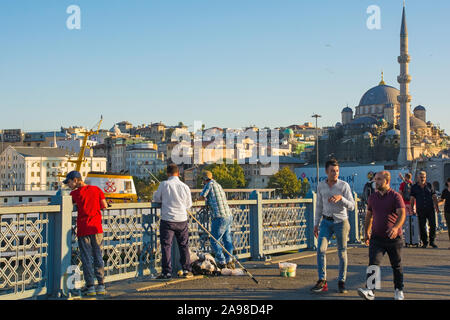 Istanbul - 06.09.2008 2019. Fischer in das Goldene Horn von der Seite der Galata Brücke am späten Nachmittag Sommer Sonne, während Einheimische und Tour Stockfoto